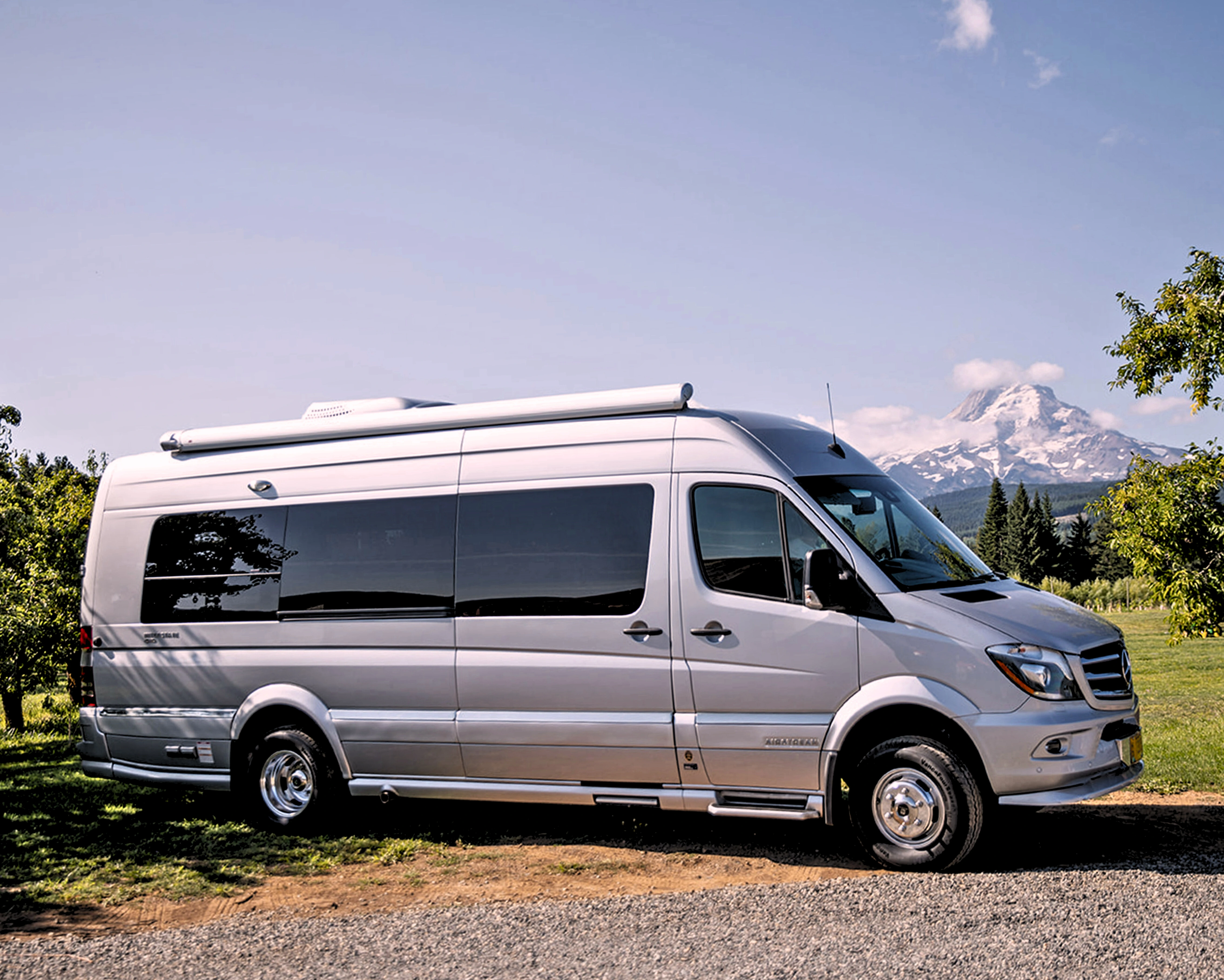 show_of_a_van_with_a_mountain_scape